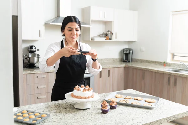 Junge Attraktive Influencerin Fotografiert Frischen Kuchen Kuchen Handy Der Heimischen — Stockfoto