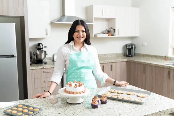 Porträtt Ung Snygg Hemmafru Gör Desserter När Står Köket Hemma — Stockfoto