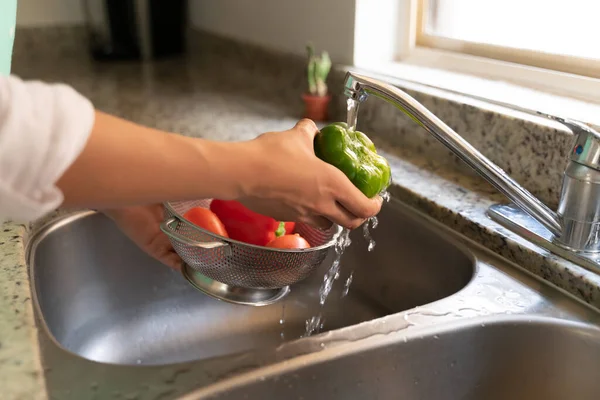 Handen Van Huisvrouw Wassen Verse Paprika Onder Water Gootsteen — Stockfoto