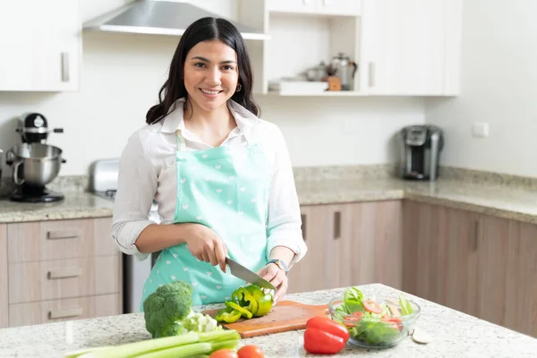 Boa Dona Casa Gostando Preparar Salada Enquanto Faz Contato Visual — Fotografia de Stock