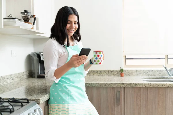 Vacker Hemmafru Surfa Sociala Medier Smartphone När Står Med Kaffekopp — Stockfoto