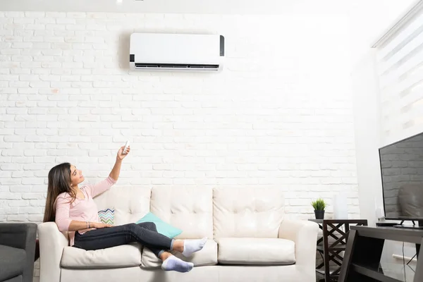 Femme Latine Allumant Climatiseur Aide Une Télécommande Pendant Elle Est — Photo