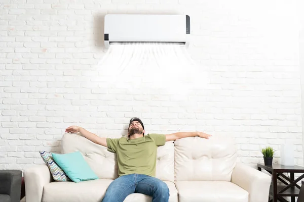 Homem Hispânico Relaxante Sob Mini Divisão Sofá Sala Estar Casa — Fotografia de Stock