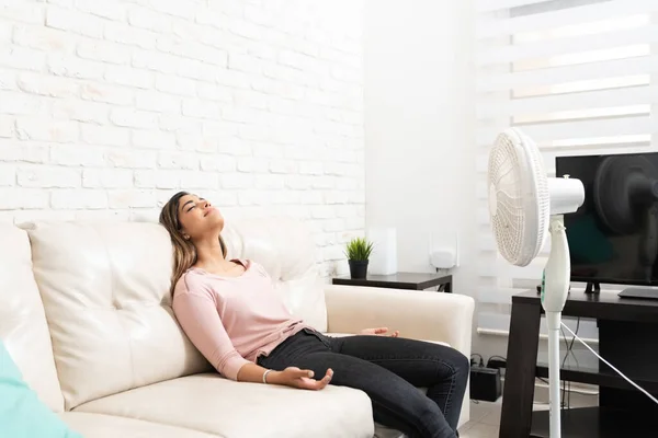 Muito Hispânico Jovem Mulher Esfriando Com Ventilador Enquanto Relaxa Sofá — Fotografia de Stock