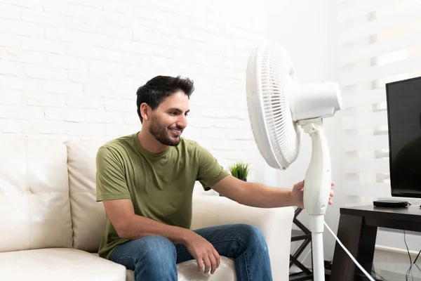 Souriant Bel Homme Latin Rafraîchissant Devant Ventilateur Maison — Photo