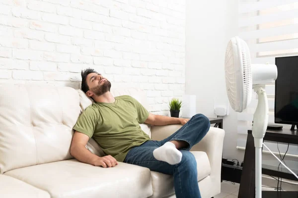Hispanische Mitte Erwachsener Mann Entspannt Sich Auf Sofa Vor Ventilator — Stockfoto