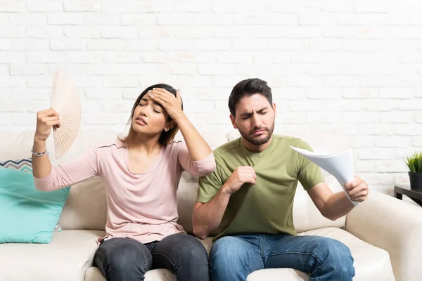 Latino Freund Und Freundin Winken Mit Handventilator Und Papieren Während — Stockfoto