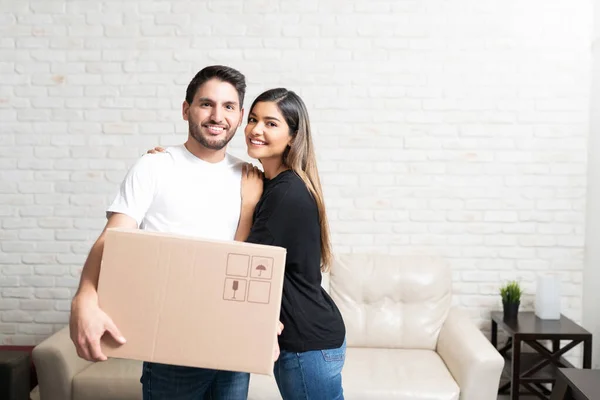 Retrato Pareja Latina Sonriente Con Caja Cartón Moviéndose Casa Nueva —  Fotos de Stock