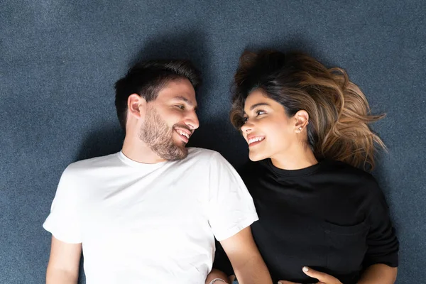 Overhead View Smiling Latin Heterosexual Couple Looking Each Other Lying — Stock Photo, Image