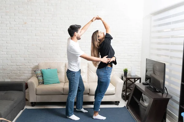 Evdeki Oturma Odasında Dans Eden Uzun Boylu Romantik Kız Erkek — Stok fotoğraf