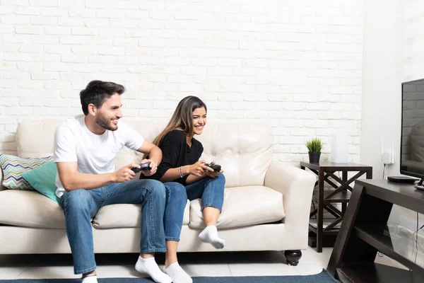 Comprimento Total Homem Mulher Latinos Alegres Jogando Videogame Enquanto Sentado — Fotografia de Stock