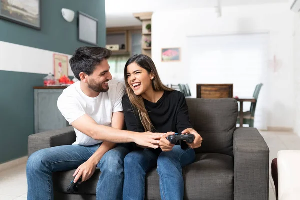 Alegre Novio Novia Jugando Videojuego Mientras Está Sentado Sofá Casa —  Fotos de Stock