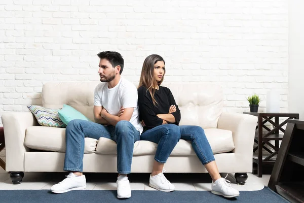 Fidanzato Arrabbiato Fidanzata Guardando Lontano Mentre Seduto Sul Divano Con — Foto Stock