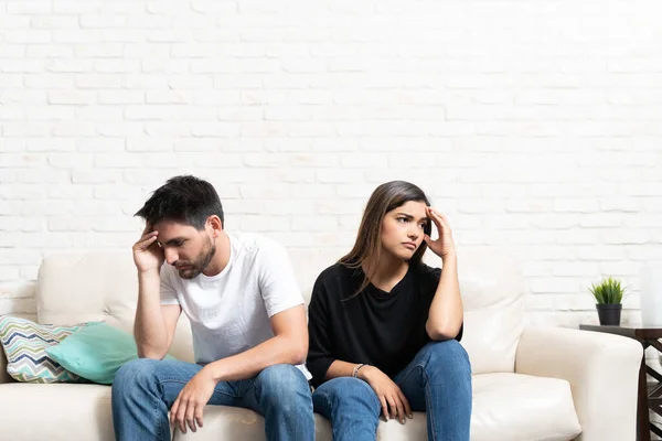 Fidanzato Sconvolto Fidanzata Con Testa Mano Seduta Soggiorno Casa — Foto Stock