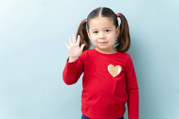 Yaşında Güzel Bir Çocuk Mavi Arka Planda Sallanıyor Merhaba Diyor — Stok fotoğraf