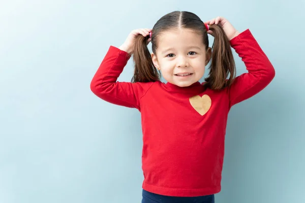 Retrato Una Hermosa Niña Tocando Sus Colas Caballo Estudio Sonriendo — Foto de Stock