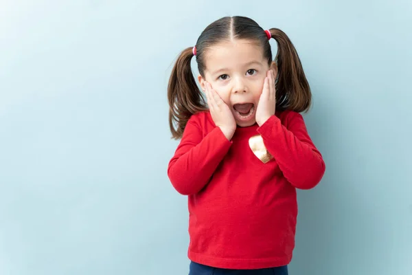 Csinos Hároméves Lány Tartja Arcát Meglepettnek Izgatottnak Tűnik Egy Stúdióban — Stock Fotó