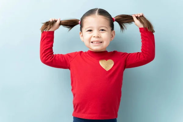 Linda Menina Três Anos Idade Segurando Seus Rabos Cavalo Sorrindo — Fotografia de Stock