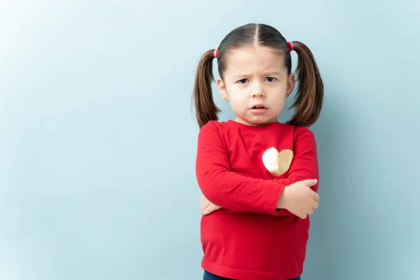 Niña Caucásica Mirando Enojada Seria Con Los Brazos Cruzados Frunciendo —  Fotos de Stock