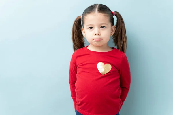 Retrato Uma Menina Bonito Com Rabo Cavalo Bebendo Olhando Triste — Fotografia de Stock