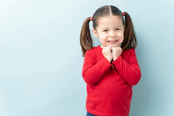 Retrato Uma Menina Caucasiana Três Anos Que Parece Feliz Estúdio — Fotografia de Stock