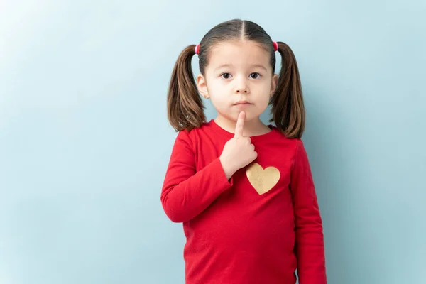 Ritratto Una Bellissima Bambina Con Dito Nel Mento Che Sembra — Foto Stock