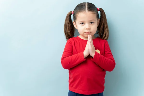 Schattig Klein Meisje Zet Haar Handen Bij Elkaar Smeken Vragen — Stockfoto