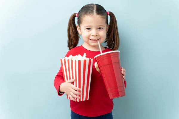 かわいいです3歳保持している袋のポップコーンとソーダで映画を見ながらスタジオ — ストック写真