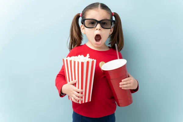 Petite Fille Surprise Avec Des Lunettes Regardant Film Théâtre Manger — Photo