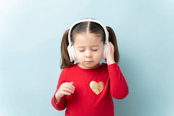 Cute Caucasian Little Girl Wearing Headphones Enjoying Some Music Eyes — Stock Photo, Image