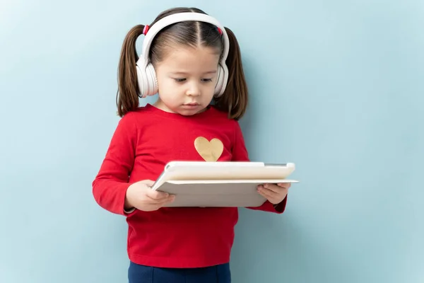 Ładny Trzylatek Słuchawkach Korzystający Tabletu Studiu — Zdjęcie stockowe