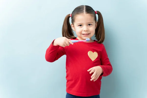 Retrato Una Hermosa Niña Con Colas Caballo Sosteniendo Cepillo Dientes —  Fotos de Stock