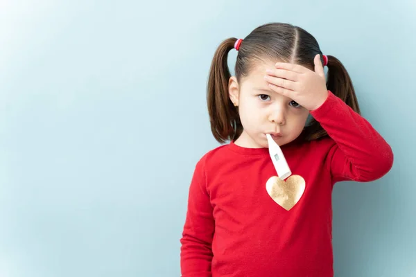 Bella Bambina Con Coda Cavallo Che Tocca Fronte Usa Termometro — Foto Stock