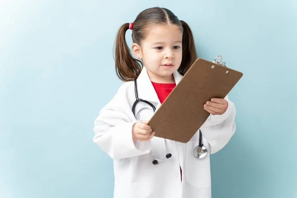 Cute Little Girl Sobie Fartuch Laboratoryjny Stetoskop Aspirujące Bycia Lekarzem — Zdjęcie stockowe