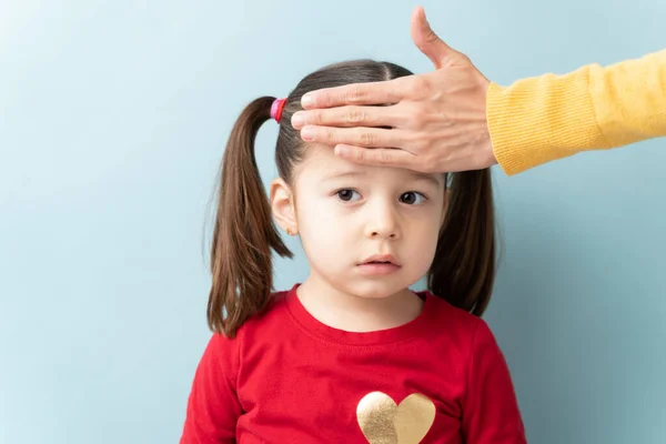 Mano Del Padre Tocando Frente Niño Comprobando Tiene Fiebre Estudio — Foto de Stock