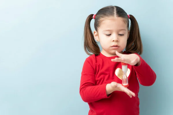 Seriös Ser Liten Flicka Tittar Sand Timer Samtidigt Öva Självbehärskning — Stockfoto