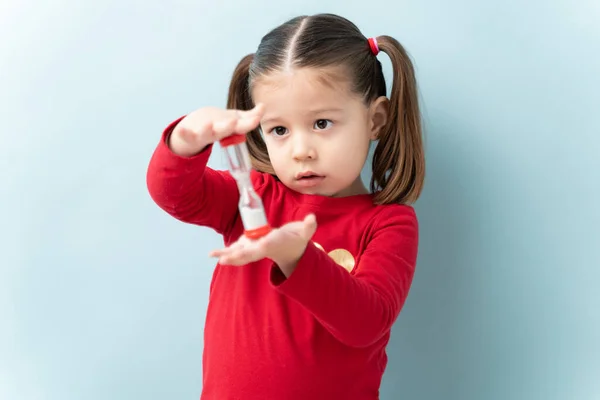 Portret Van Een Mooi Blank Meisje Met Een Zandtimer Zelfbeheersing — Stockfoto