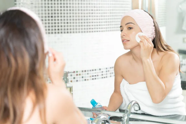 Mulher Jovem Bonito Com Uma Faixa Cabeça Usando Removedor Maquiagem — Fotografia de Stock