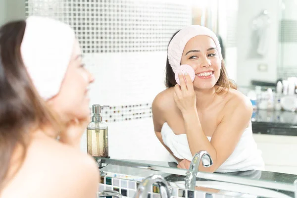 Mujer Bonita Con Diadema Usando Una Esponja Para Lavarse Cara —  Fotos de Stock