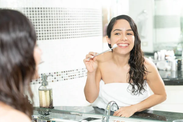 Πανέμορφη Νεαρή Γυναίκα Έτοιμη Πλύνει Δόντια Της Αφού Κάνει Ντους — Φωτογραφία Αρχείου