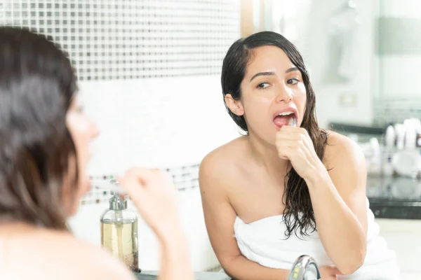 美しいです女性とともに良い歯科衛生ブラッシング彼女の歯でバスルーム — ストック写真