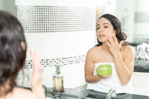 Hermosa Mujer Caucásica Usando Una Crema Hidratante Aloe Vera Delante —  Fotos de Stock