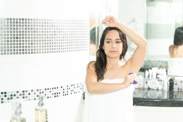 Söt Kvinna Årsåldern Använder Några Deodorant Efter Att Tagit Dusch — Stockfoto