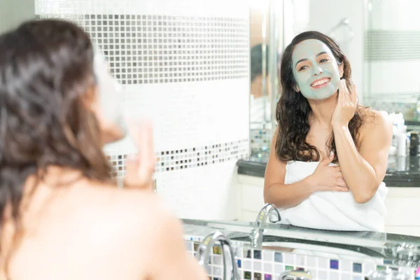 Menina Bonita Colocando Uma Máscara Facial Cuidar Sua Pele Banheiro — Fotografia de Stock