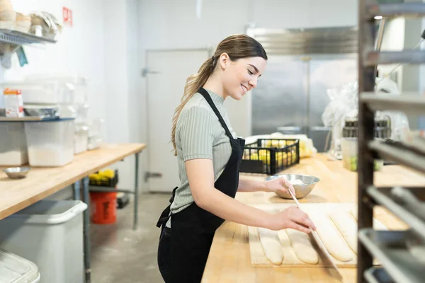 Glad Kvinnlig Bagare Gör Bröd Ett Industrikök Restaurang — Stockfoto