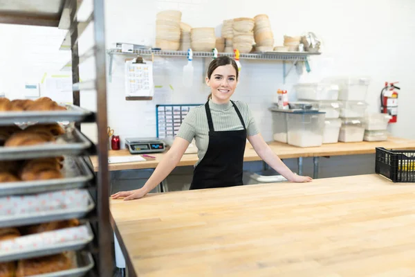 Retrato Hermoso Panadero Joven Con Una Mesa Vacía Listo Para —  Fotos de Stock