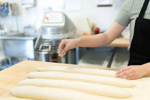 Gros Plan Une Boulangère Versant Farine Dans Pâte Fraîche Forme — Photo