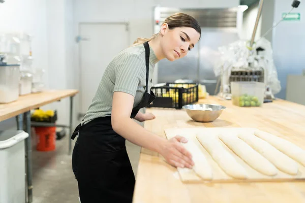 Söt Vit Ung Kvinna Arbetar Ett Bageri Och Fokuserade Att — Stockfoto