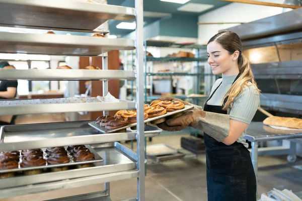 Vista Del Perfil Una Pastelera Que Lleva Poco Pan Recién — Foto de Stock