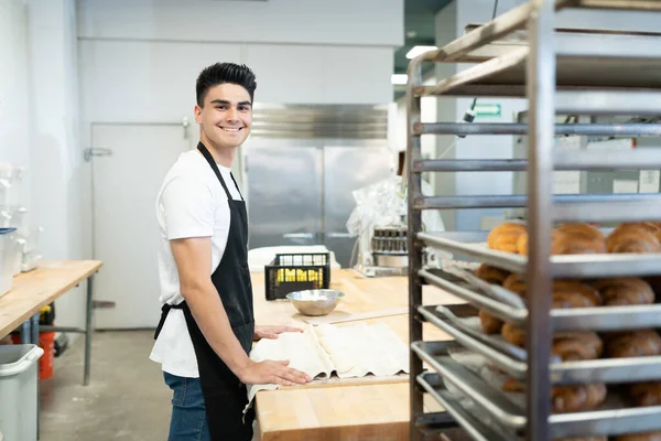 Retrato Joven Hispano Trabajando Una Panadería Sonriendo — Foto de Stock